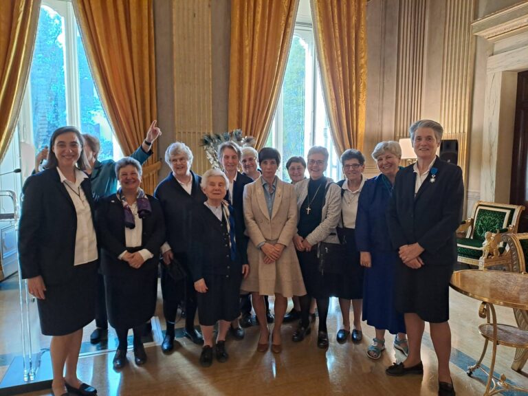 Florence de la Villéon, RSCJ, awarded the National Order of Merit
